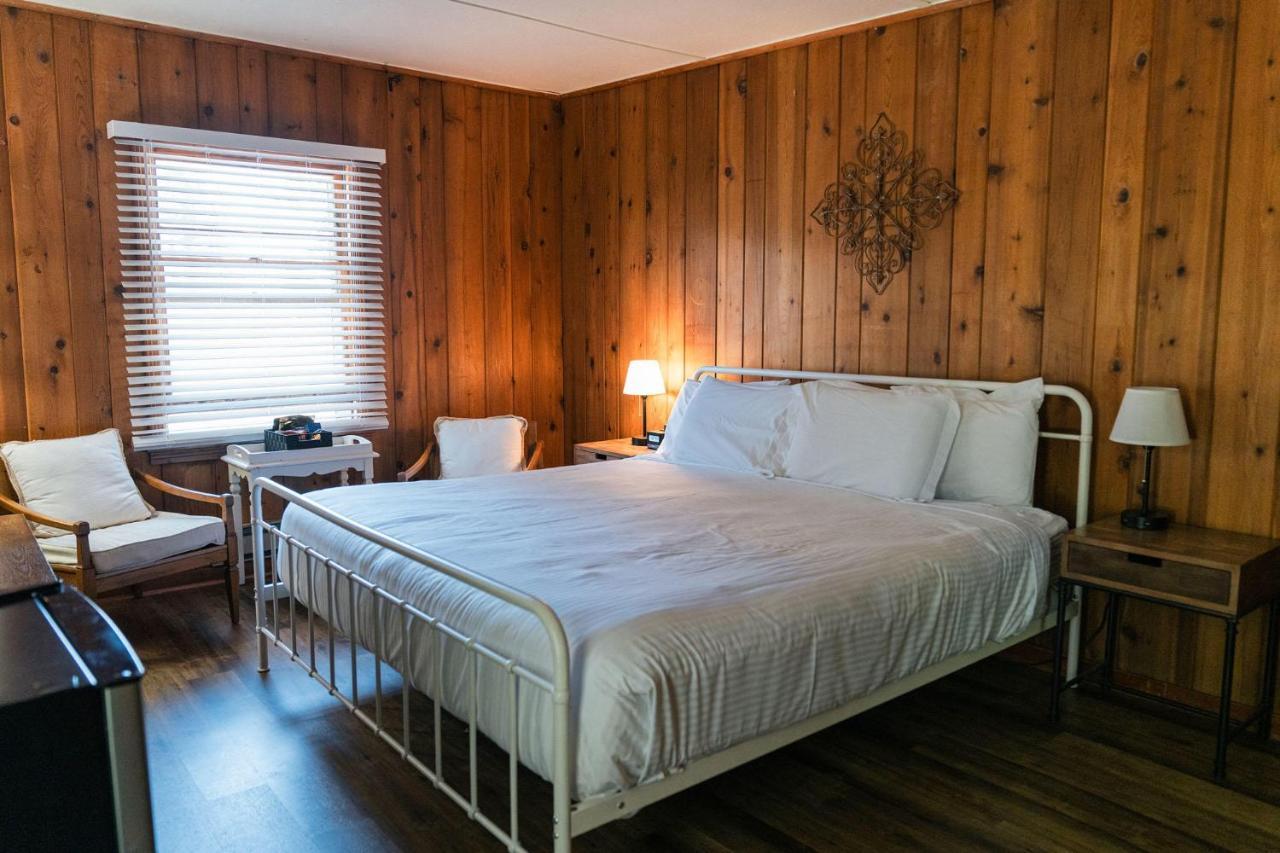 Whispering Winds Motel Auburn Bagian luar foto