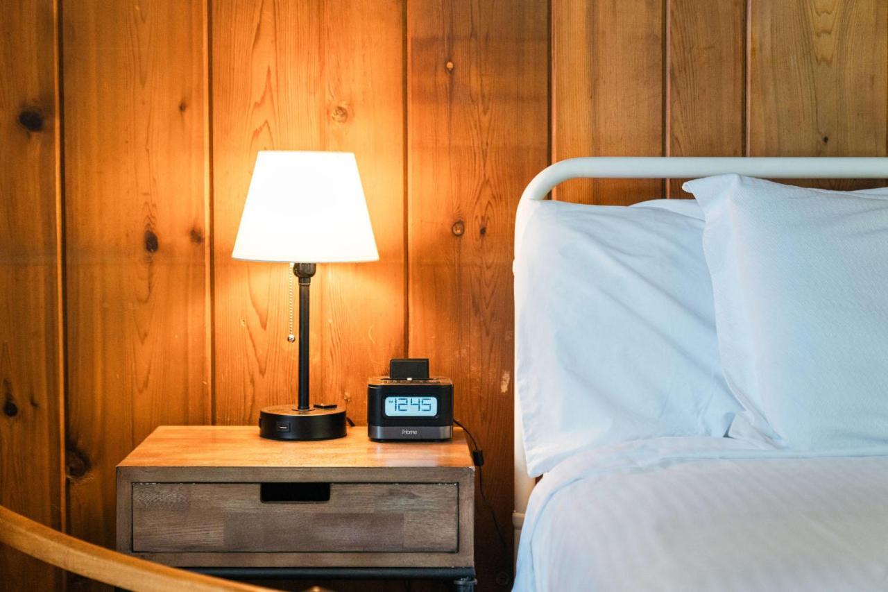 Whispering Winds Motel Auburn Bagian luar foto