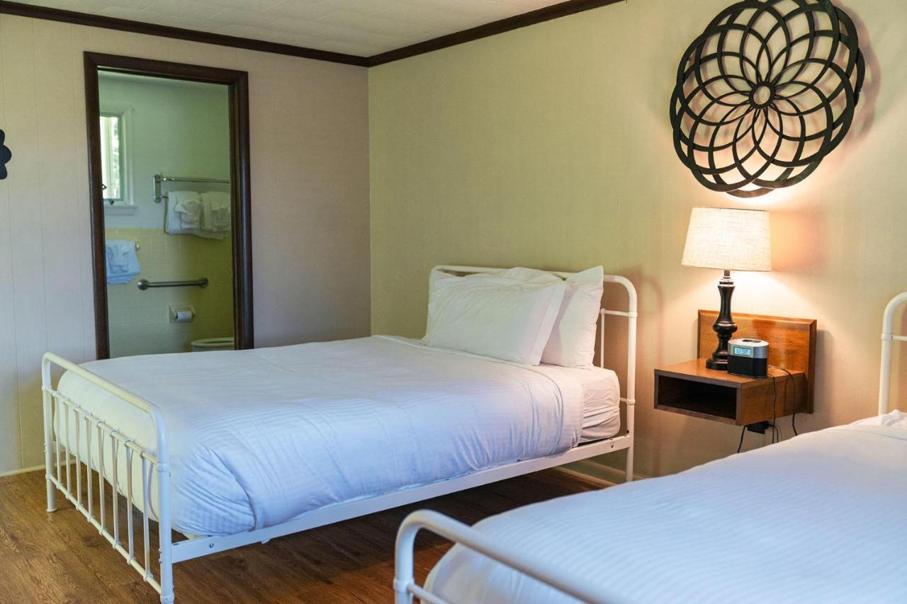 Whispering Winds Motel Auburn Bagian luar foto
