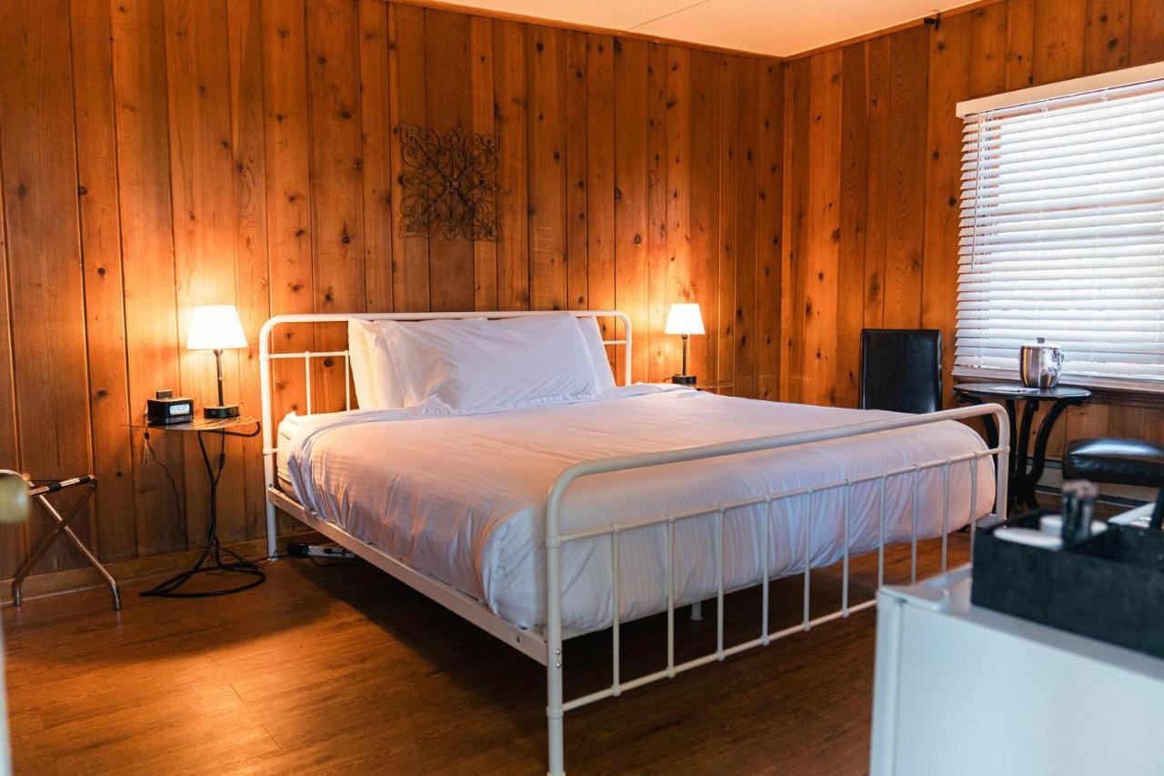 Whispering Winds Motel Auburn Bagian luar foto